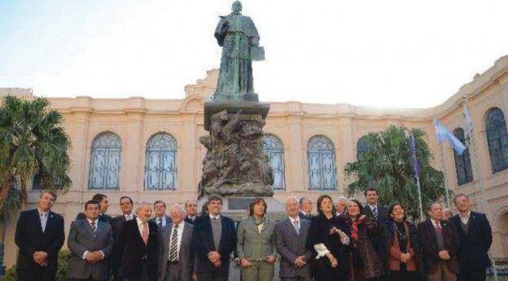 Avil�s cerca de Cristina en el acto de la UNC de hoy