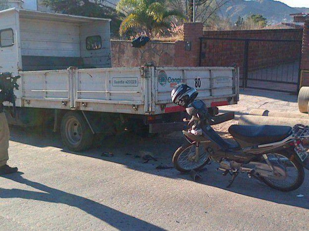 Motocicleta choc� contra un cami�n de la Cooperativa Integral