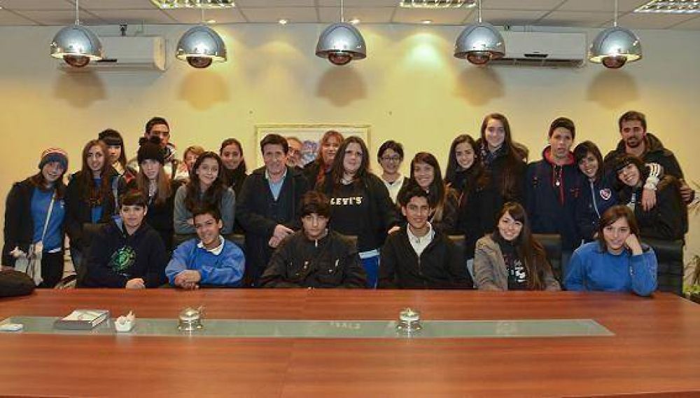 EL INTENDENTE DE LAN�S DAR�O D�AZ P�REZ RECIBI� A LOS ALUMNOS DE LA ESCUELA MEDIA N� 3