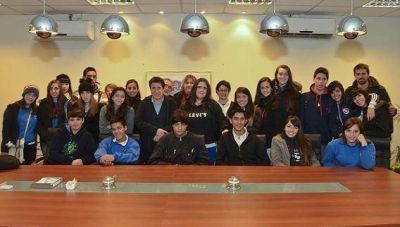 EL INTENDENTE DE LAN�S DAR�O D�AZ P�REZ RECIBI� A LOS ALUMNOS DE LA ESCUELA MEDIA N� 3