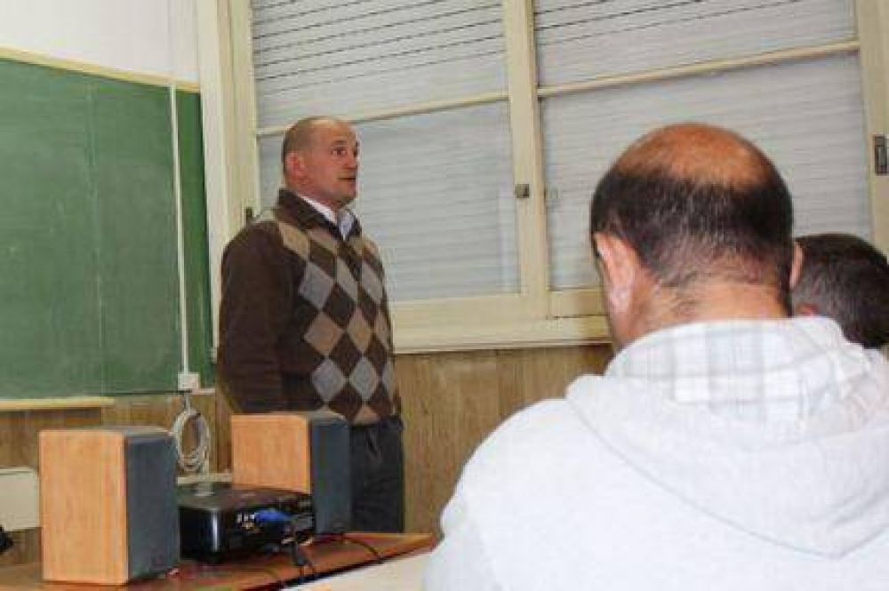 Juan Manuel Aiello dio c�tedra en la Universidad FASTA