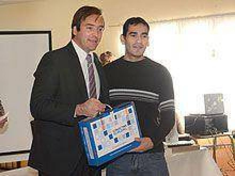 Mart�n Soria entrego netbooks en Escuela Especial 12
