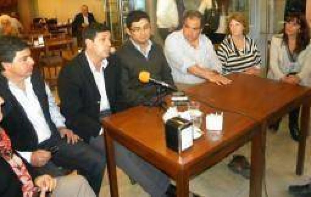 La opositora Fuerza C�vica Riojana se present� en sociedad