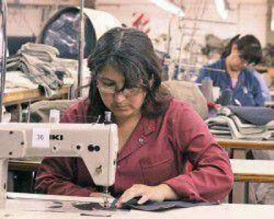 Para evitar despidos, empresas locales adelantan las vacaciones de sus empleados