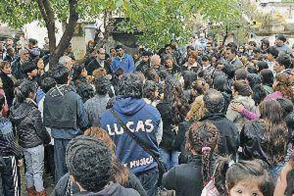 Muestras de profundo pesar en el sepelio del menor que falleci� tras contraer meningitis