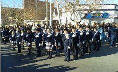 M�s de 400 ni�os prometen lealtad a la insignia patria