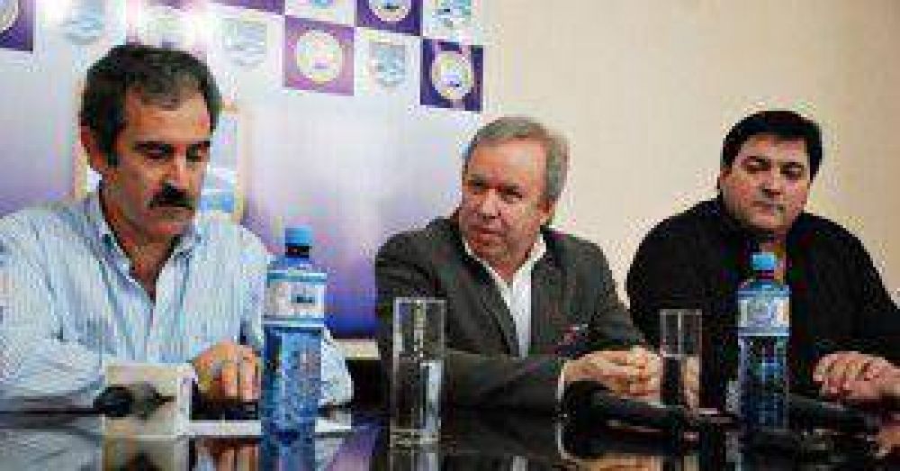 Peralta comparti� palco con un Intendente del FPV y le pas� un aviso a La C�mpora