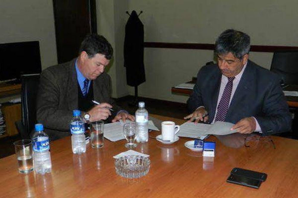 El intendente de Quimil� firm� un acuerdo con el jefe de Polic�a