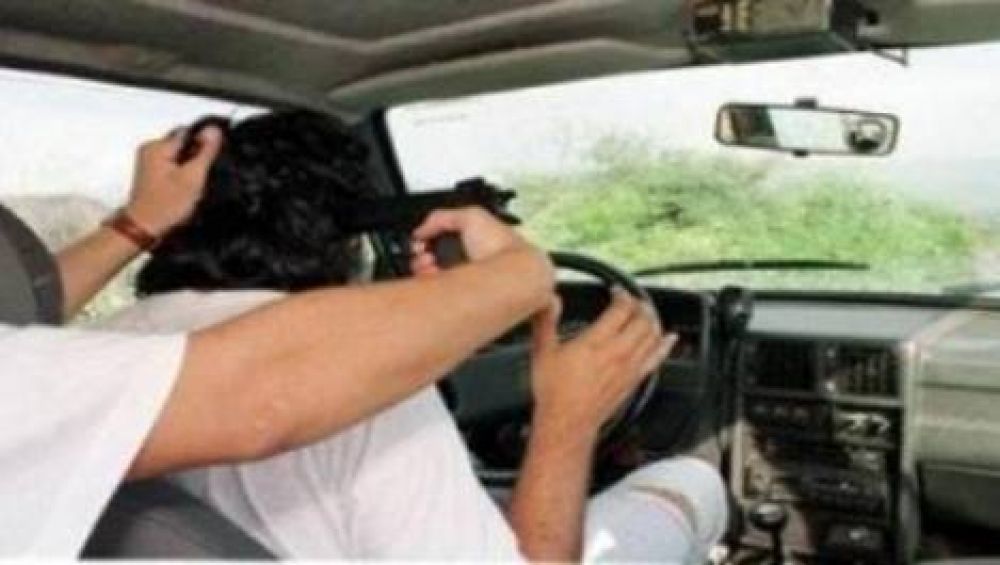 Hay al menos un asalto cada d�a contra remiseros y taxistas