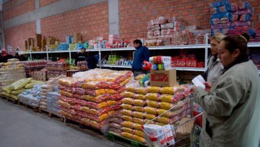 Familias se organizan para comprar alimentos en los mayoristas