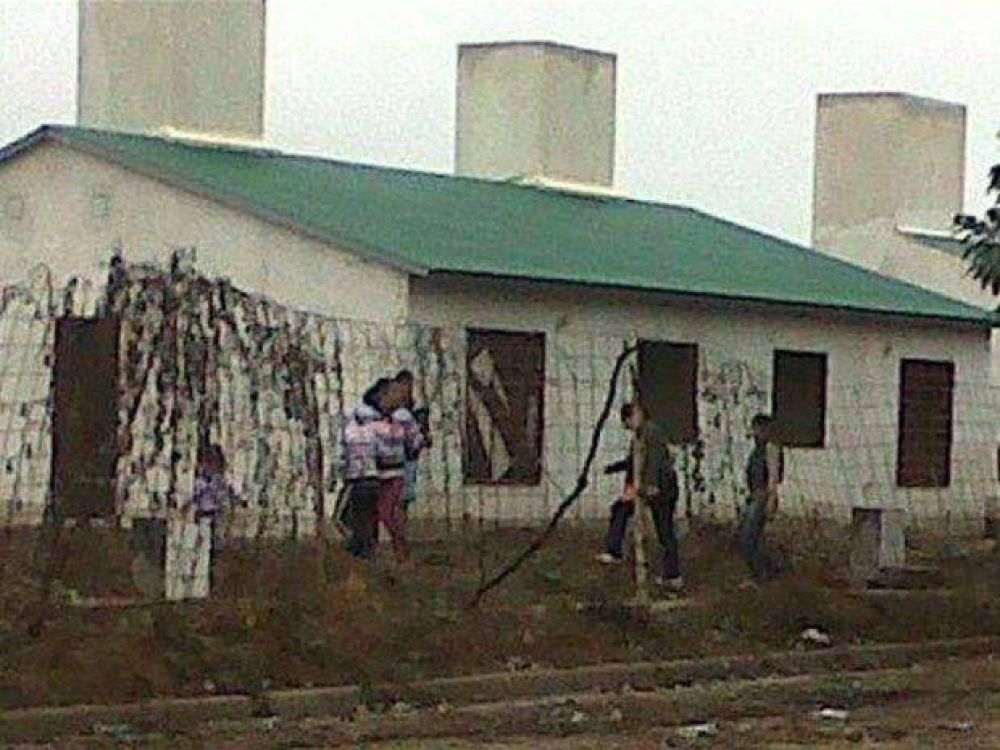 Siguen tomadas las casas del IPV en Embarcaci�n