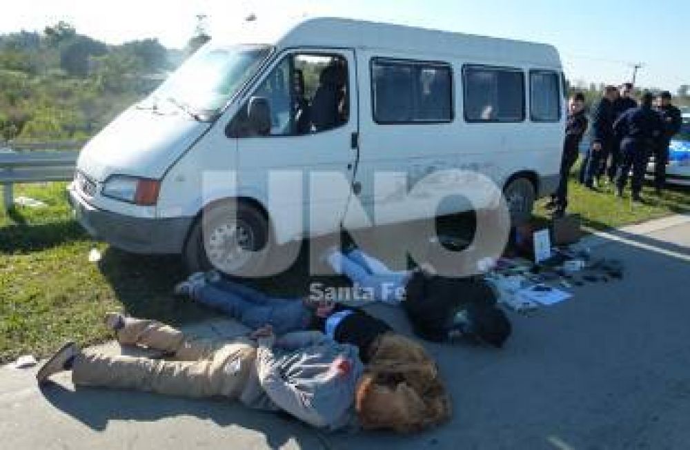 Cinematogr�fica persecuci�n policial con una gavilla de ladrones apresada
