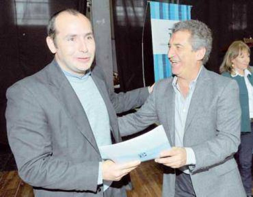 Urribarri entreg� aportes a j�venes emprendedores