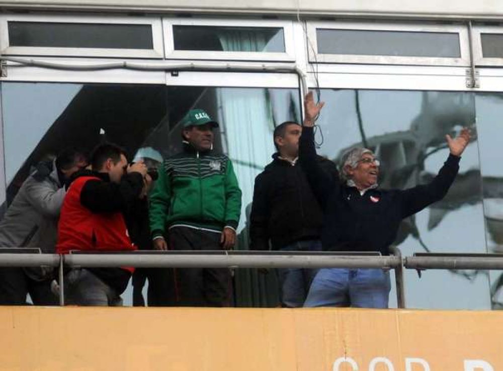 Viene en cami�n: Moyano quiere echar a Cantero