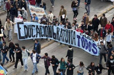 Colegios secundarios de Chile comenzaron el "tomazo nacional"
