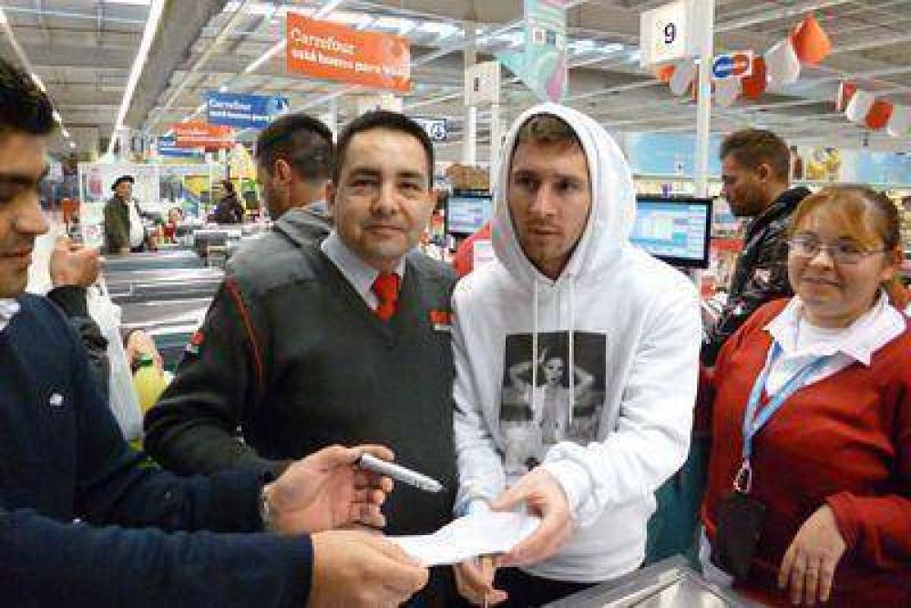 Llam� al hijo para avisarle que Messi estaba en el s�per y no le crey�