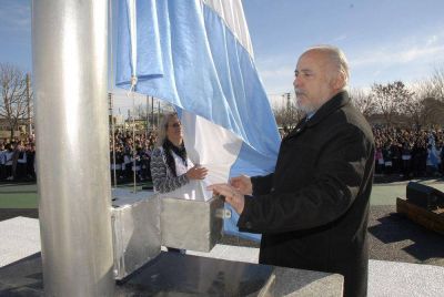 Masivo acto de alumnos en la promesa de lealtad a la ense�a nacional