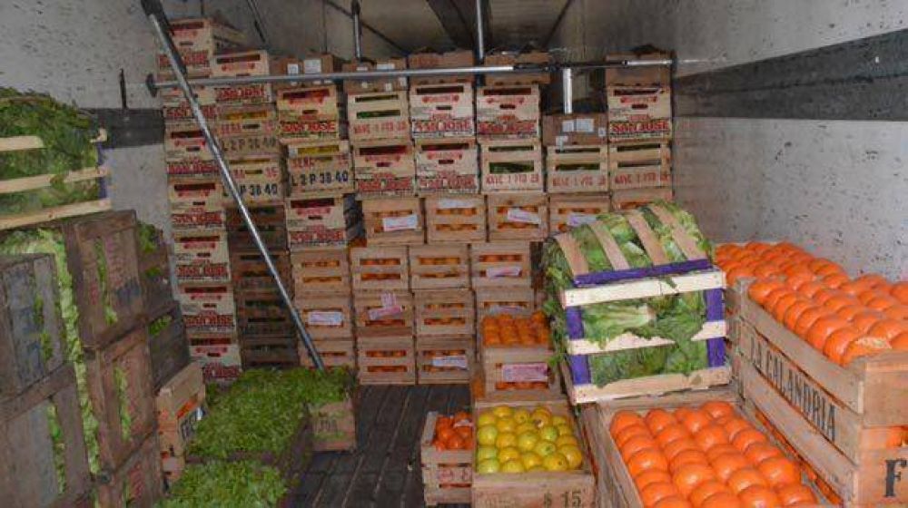 Secuestran cami�n que vend�a frutas y verduras en forma ilegal