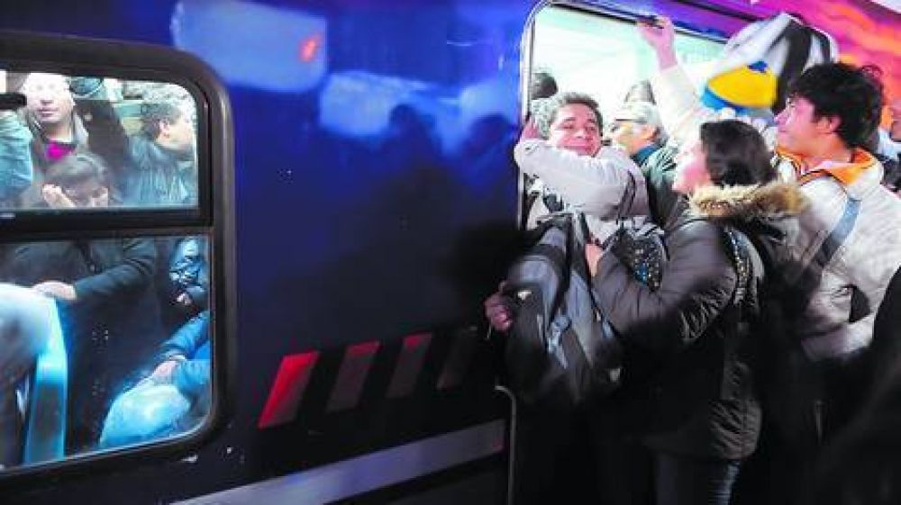 Sacan m�s trenes de circulaci�n y crece la protesta por las demoras