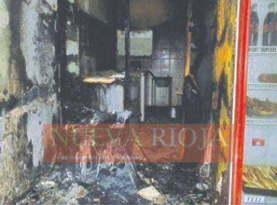 Voraz incendio provoc� p�rdidas totales en un comercio de barrio