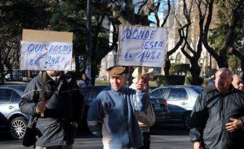 Jubilados municipales reclamaron cobrar el 14% de aumento firmado en noviembre