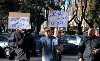 Jubilados municipales reclamaron cobrar el 14% de aumento firmado en noviembre
