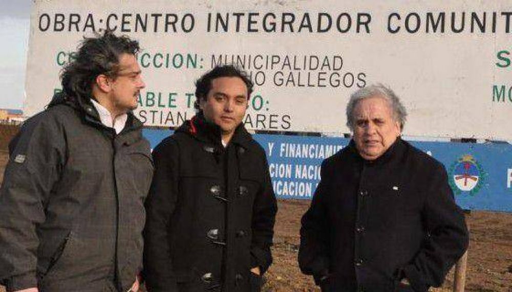 Intendente Cant�n y secretario municipal �lvarez recorrieron obra del futuro Centro Integrador Municipal