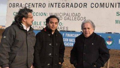 Intendente Cant�n y secretario municipal �lvarez recorrieron obra del futuro Centro Integrador Municipal