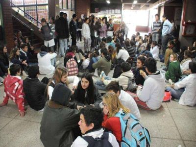 En reclamo de mejoras, alumnos de la ex Comercio se movilizaron y fueron escuchados por el Consejo Escolar