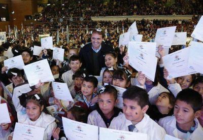 Unos 3500 alumnos de San Mart�n prometieron lealtad a la Bandera