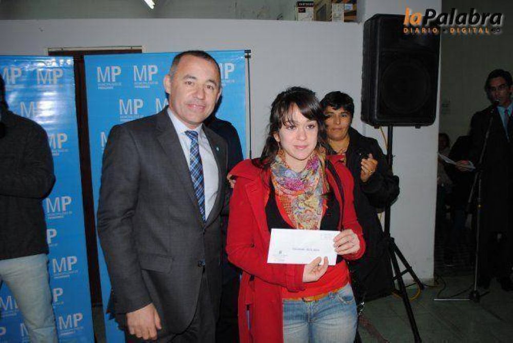 Se entregaron alrededor de 200 becas estudiantiles a j�venes de Patagones