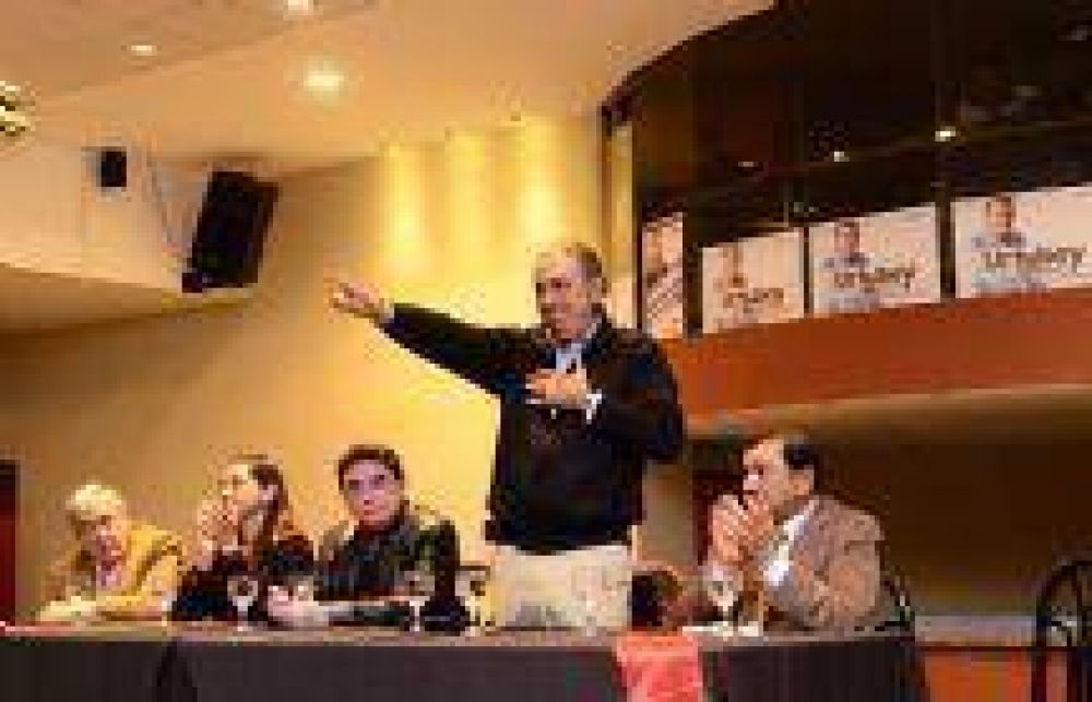 Rodolfo Urtubey: �Los trabajadores son el rostro humano del Estado"