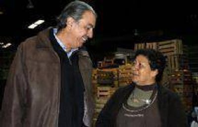 Rodolfo Urtubey recorri� el Mercado Cofruthos y convers� con puesteros y clientes