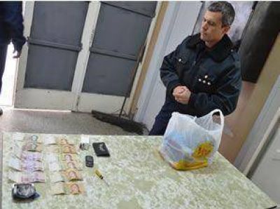  Cometen un arrebato y los detienen con droga	