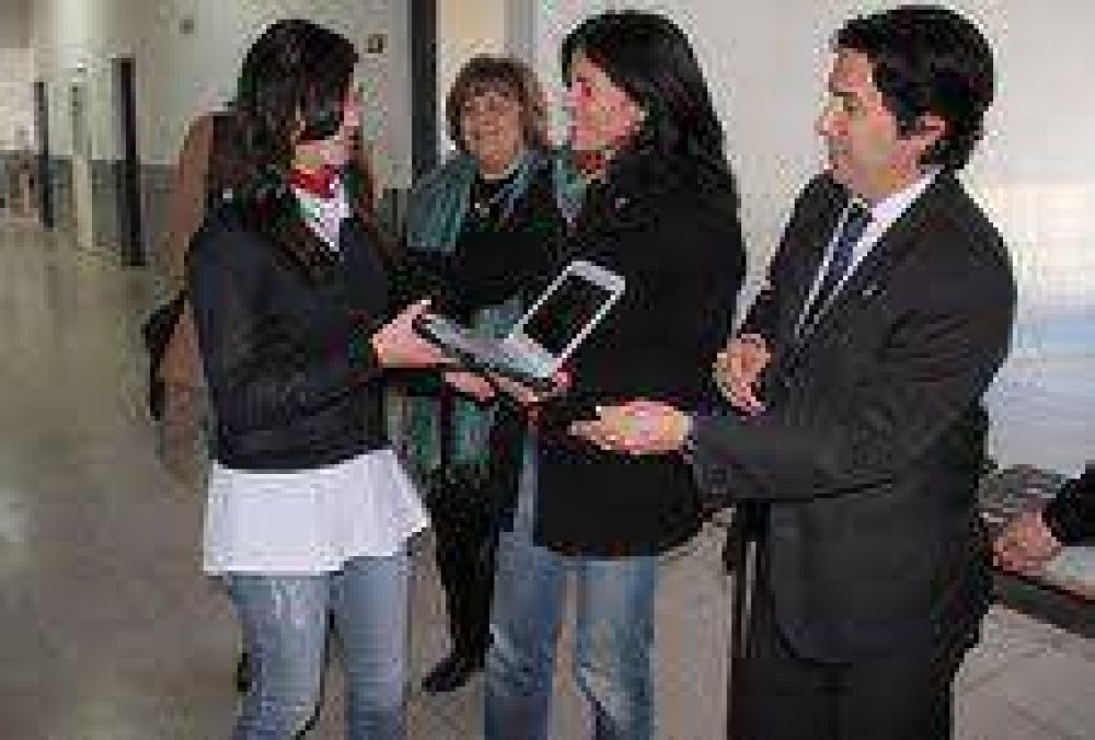 Se entregaron m�s de 200 netbooks en la Escuela T�cnica Pedro Burgos