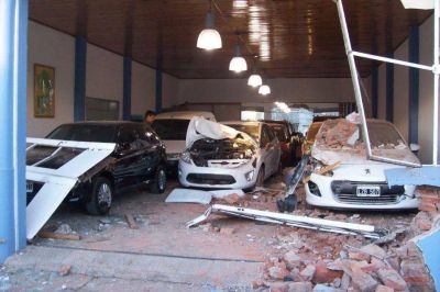 IMPACTANTE CHOQUE DE UN CAMI�N QUE DESTRUY� M�S DE 4 AUTOS EN ROQUE P�REZ