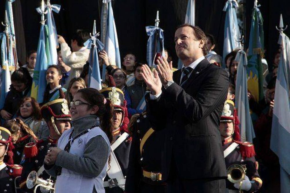 Insaurralde tom� el juramento a la bandera de 6 mil alumnos locales