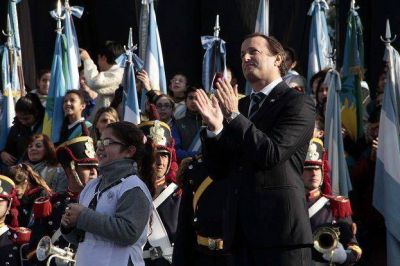 Insaurralde tom� el juramento a la bandera de 6 mil alumnos locales