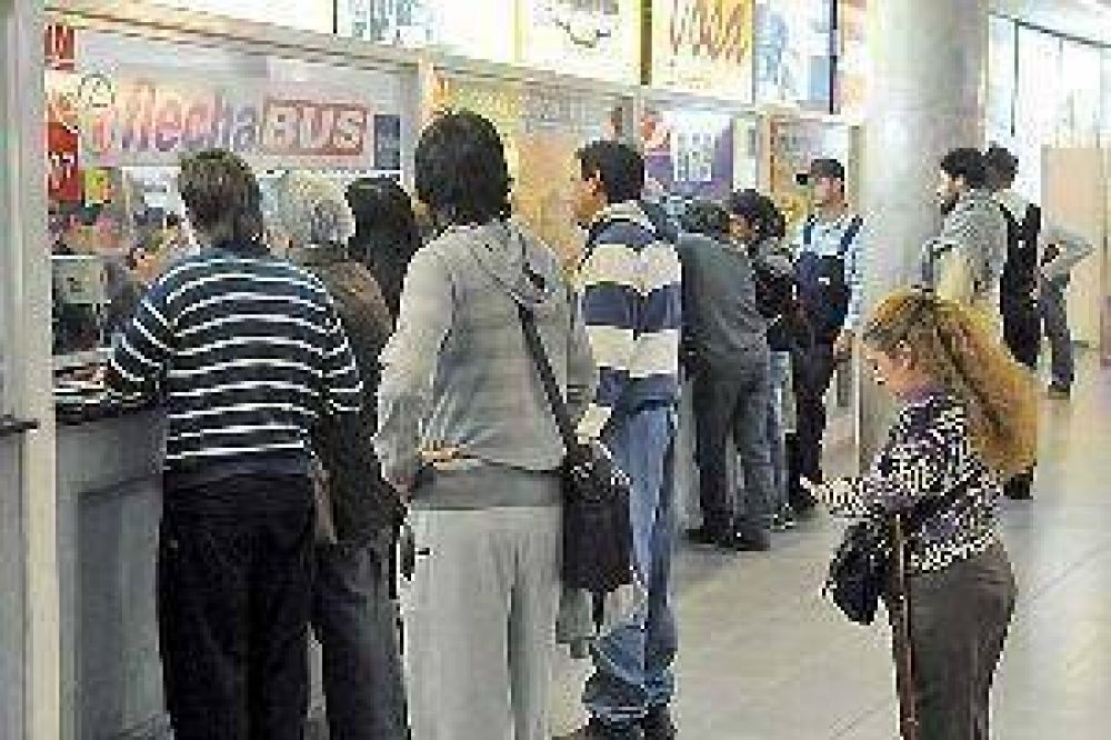 Pasajes agotados y refuerzos en la terminal de �mnibus