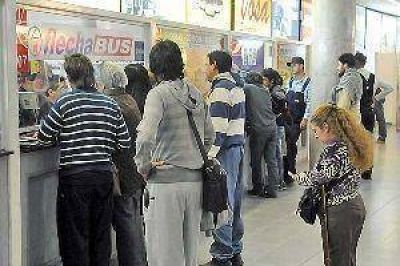 Pasajes agotados y refuerzos en la terminal de �mnibus