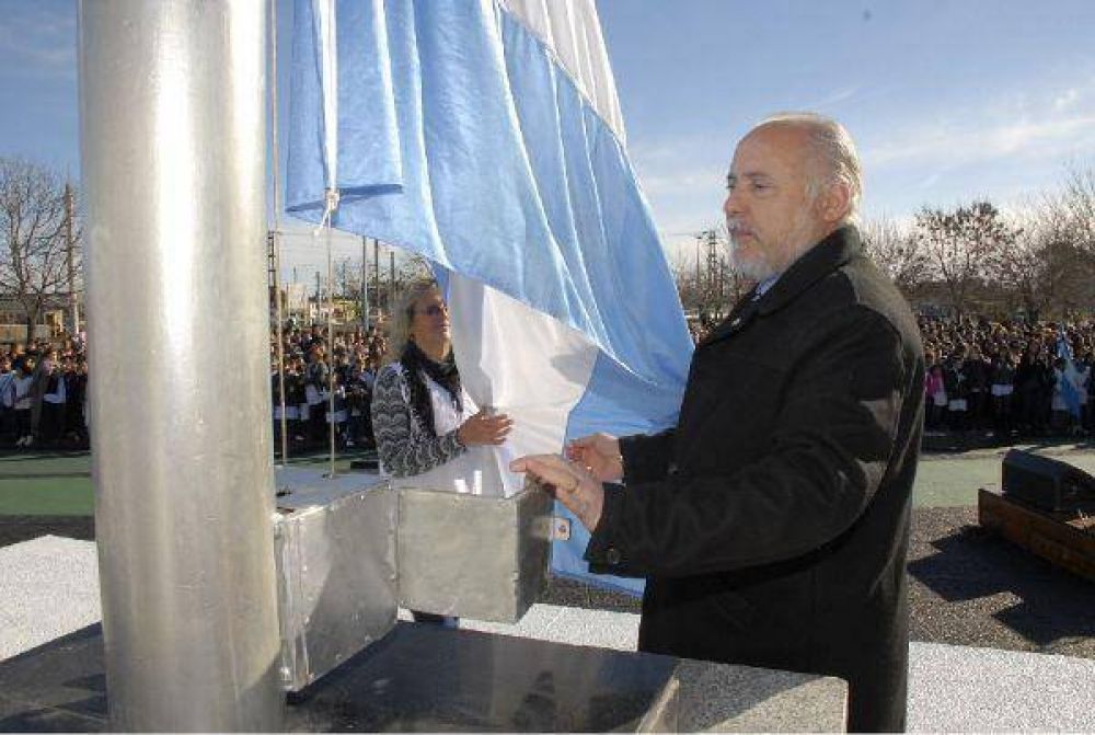 Presidente Per�n: Masivo acto de alumnos en la promesa de lealtad a la ense�a nacional