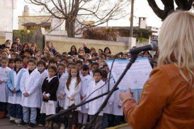 Se realiz� el acto por el D�a de la Bandera