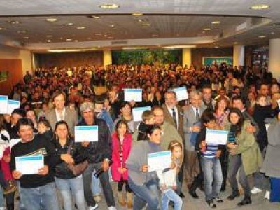 Entregaron 100 escrituras y readjudicaron 41 viviendas