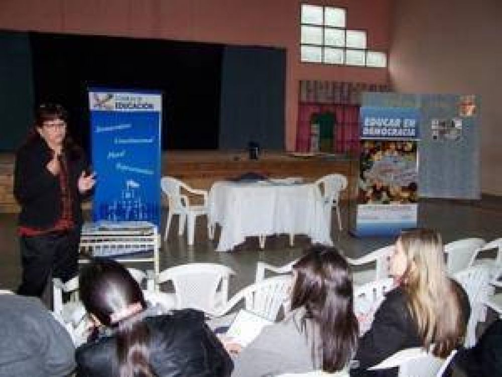 El Consejo de Educaci�n se reuni� con docentes y directivos por los Consejos Escolares