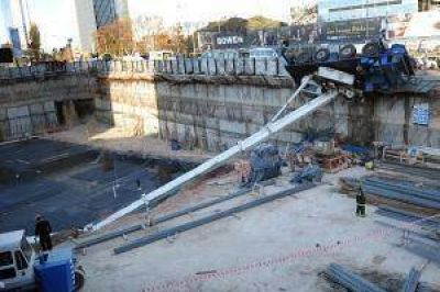 Una gr�a cay� en pozo de una obra en Retiro