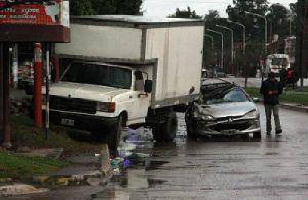 Un auto se incrust� debajo de una camioneta en Mac Lean y Salta