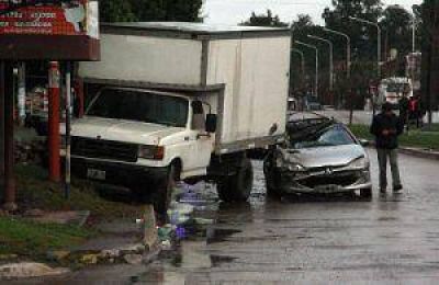 Un auto se incrust� debajo de una camioneta en Mac Lean y Salta