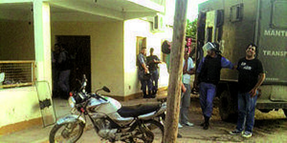 Enfrentamiento de la polic�a con patota a machete y balas de goma