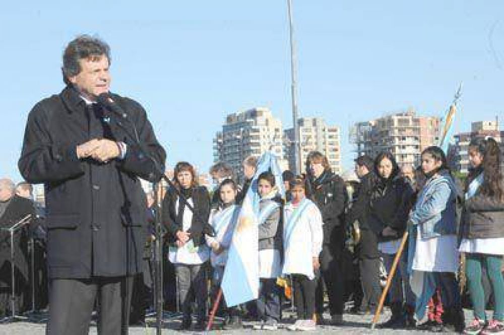 Pulti dijo que homenajear hoy a la Bandera implica afrontar los desaf�os actuales
