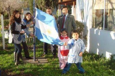 El concejal radical Mario Rodr�guez en actos escolares en homenaje a Belgrano